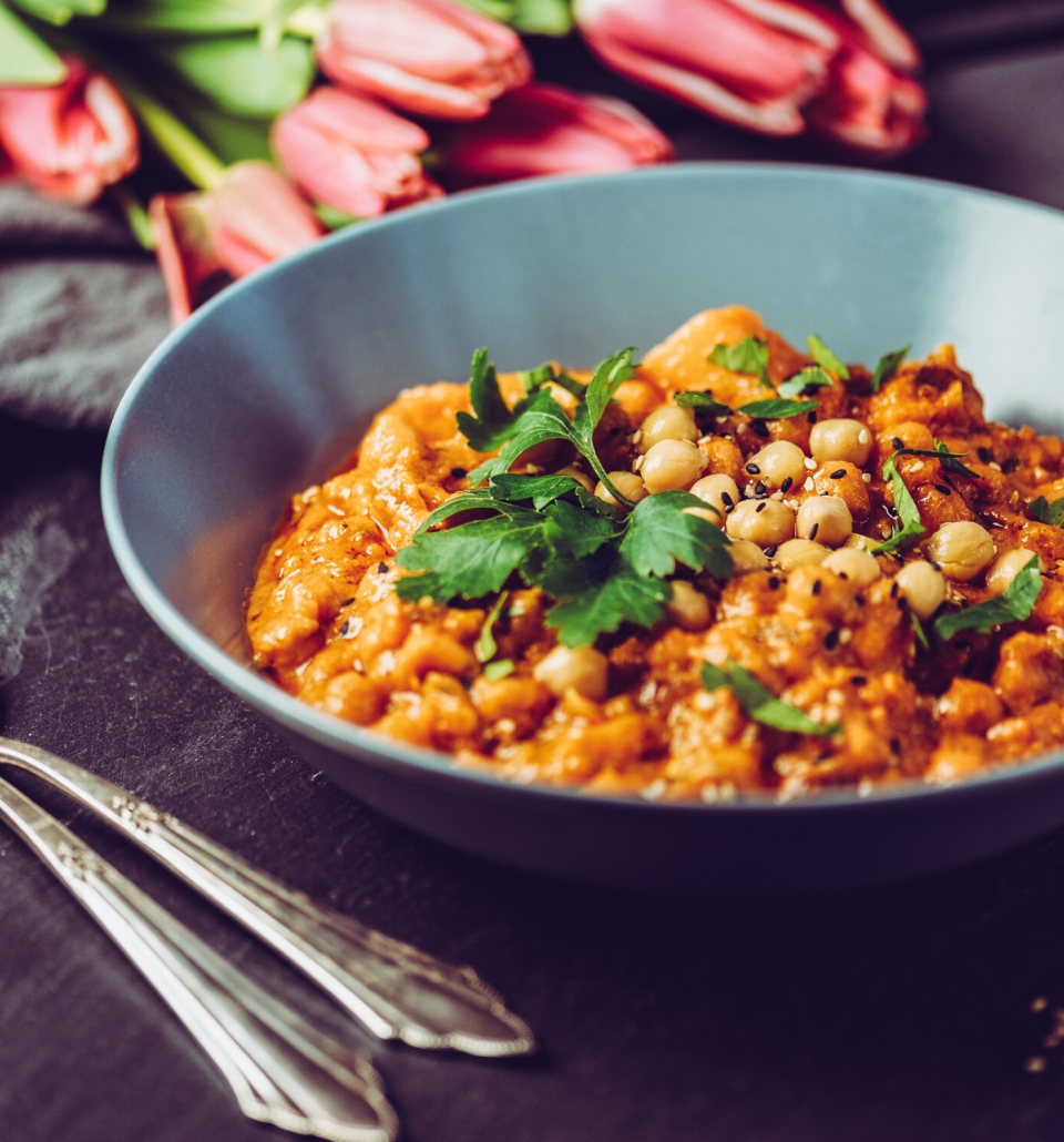 a bowl of chickpeas sitting in sauce