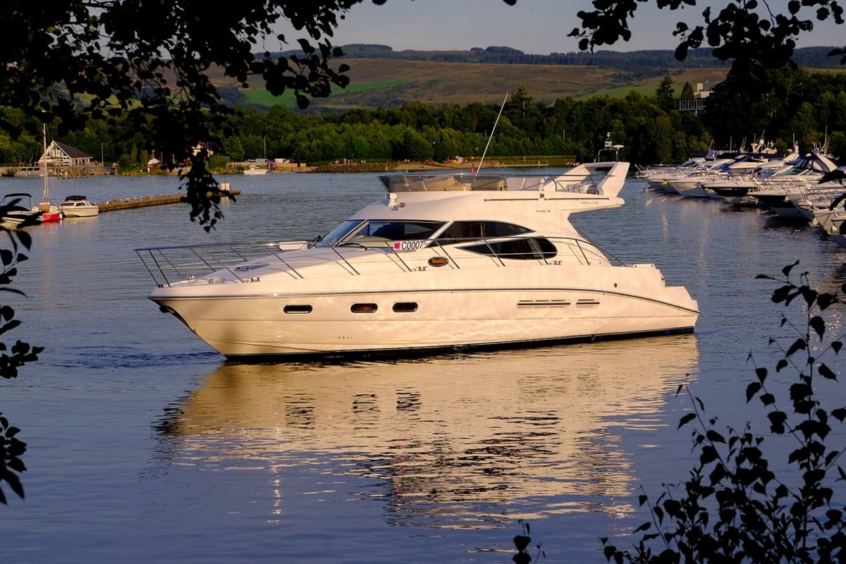 a boat on a champagne-cruise