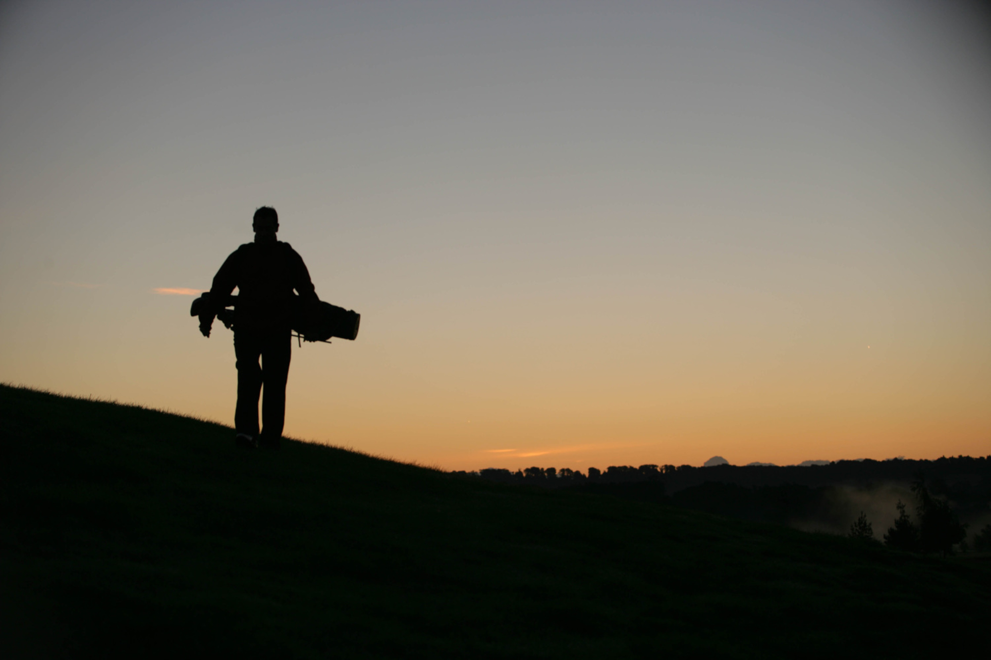 a person with a golfing bag